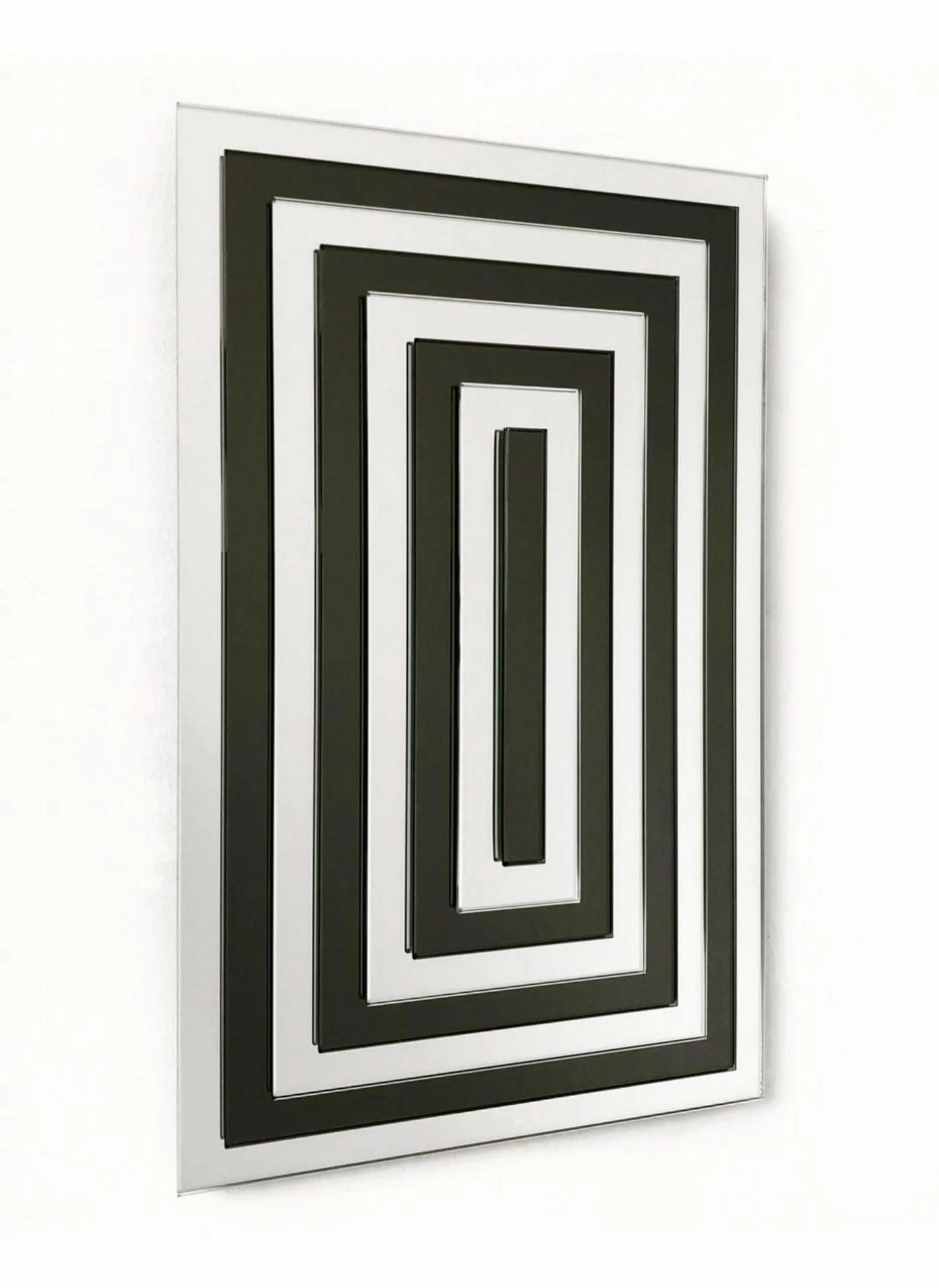 Pirámide especular vertical b/n