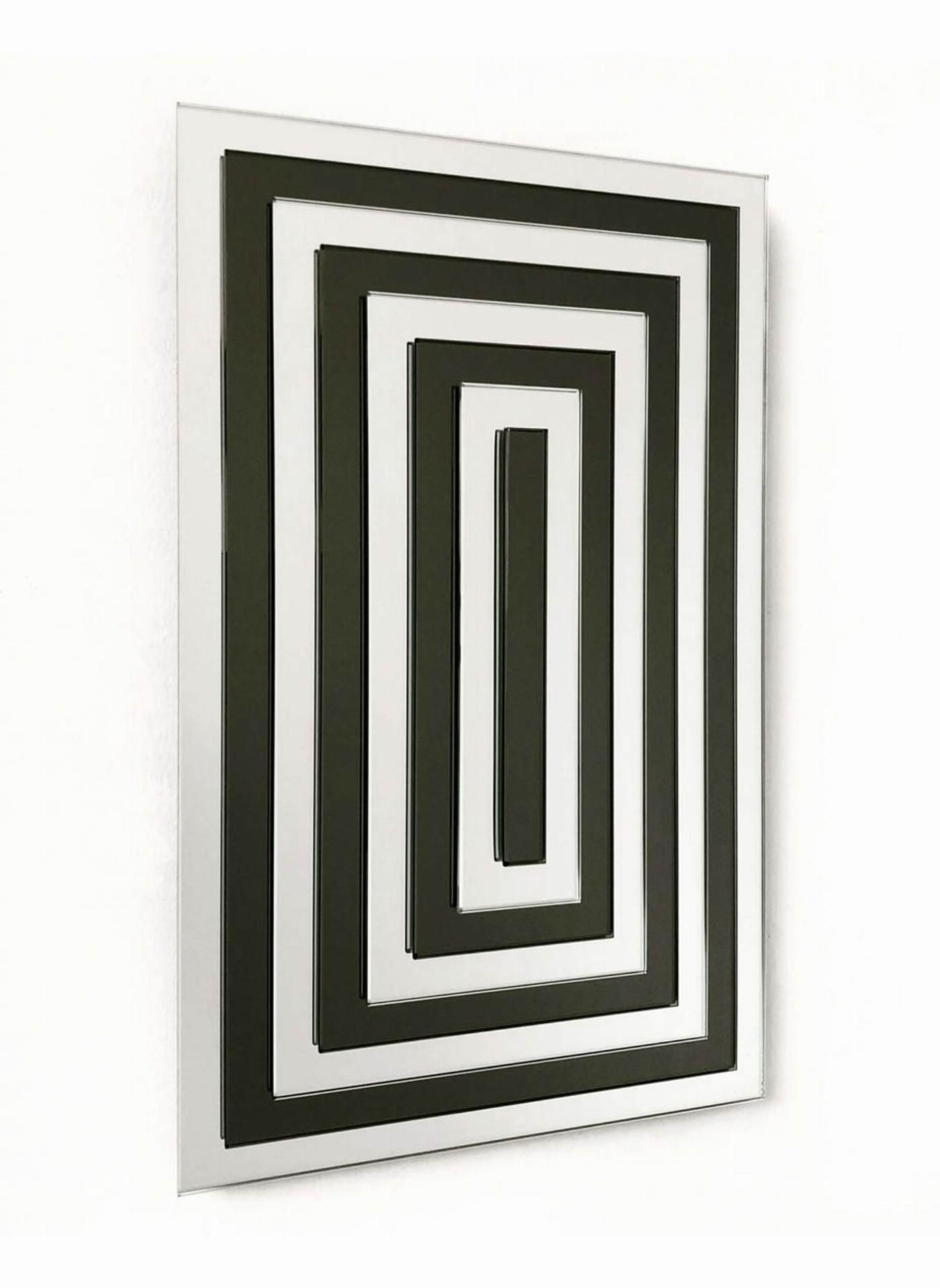 Pirámide especular vertical b/n