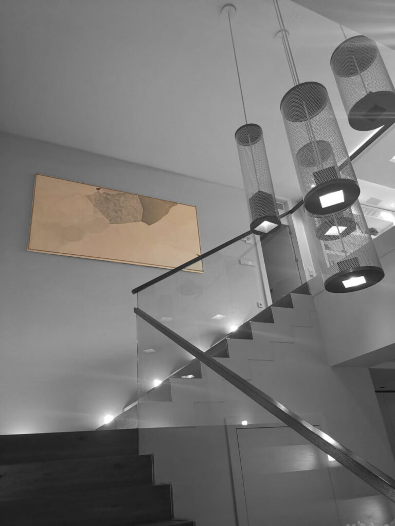 decorar con cuadros las escaleras