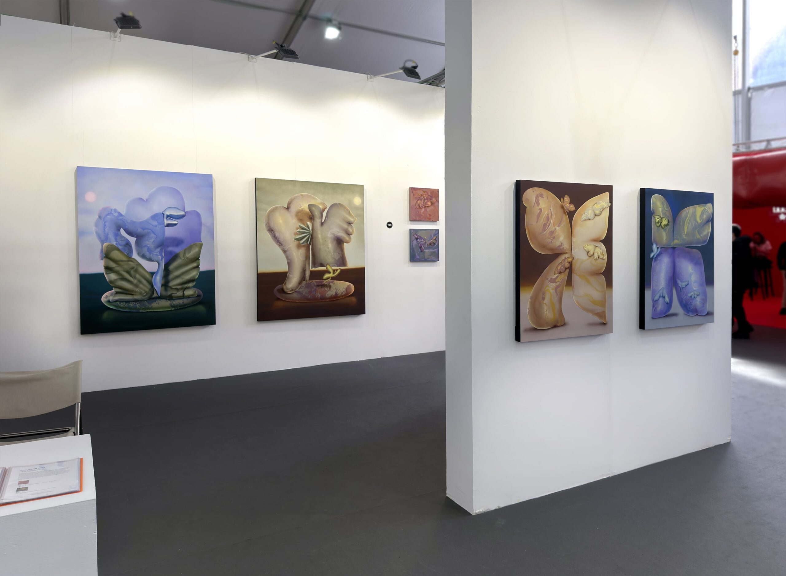 Stand de Tönnheim Gallery con obra de Alicia Martín / Foto por Germán Luque