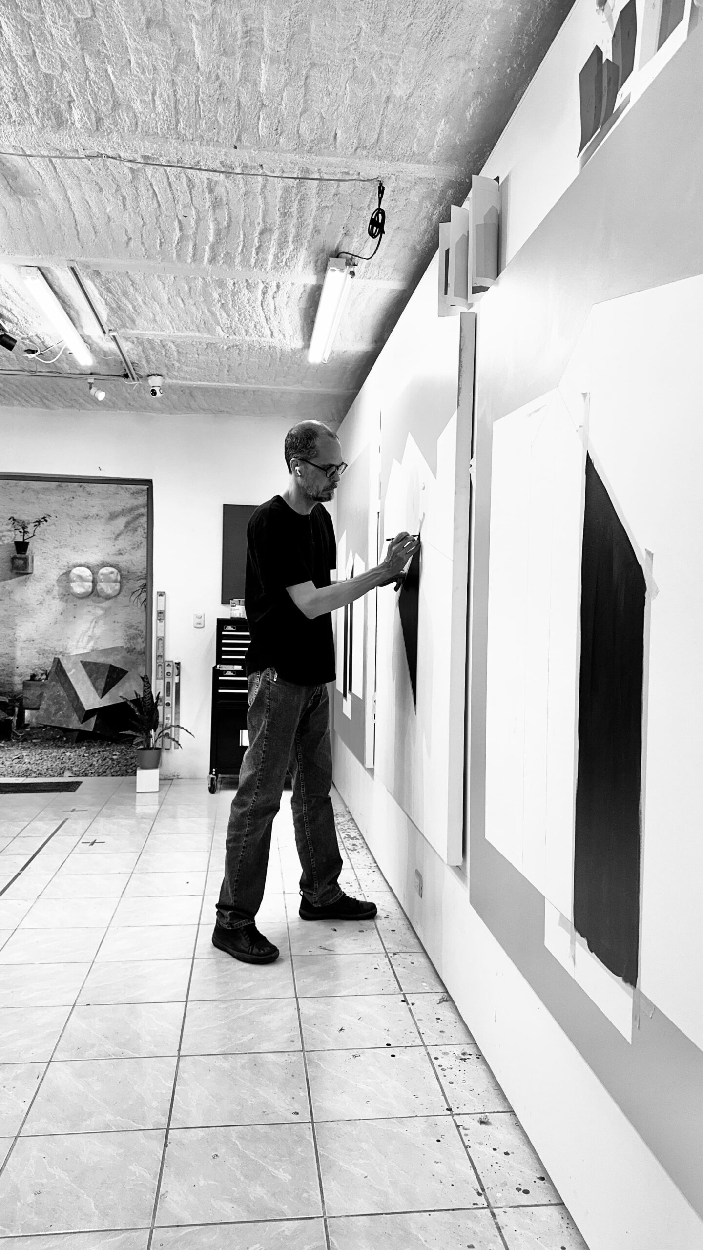 Adrián Guerrero en su estudio