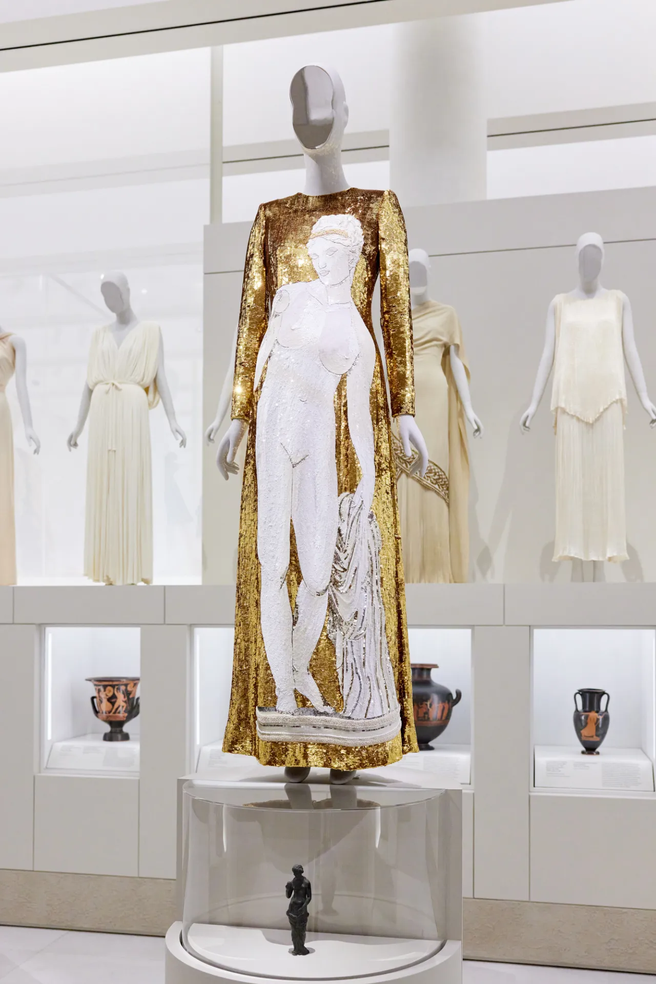 Exposición Costume Art en el Metropolitan Museum of Art 
(2026, Masato Onoda/WWD)